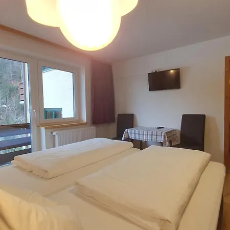 Alpenrose Hotel *